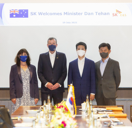 지난 19일 서울 중구에 위치한 SK서린빌딩에서 추형욱(오른쪽 두번째) SK E&S 대표이사 사장과 댄 테한(세번째) 호주 통상관광투자장관이 만나 기념사진을 촬영했다. <SK E&S 제공>